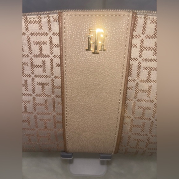 BRAND NEW TOMMY HILFIGER TAN & CREAME MONOGRAMMED WRISTLET/POUCH w/gold hardware - Picture 3 of 11